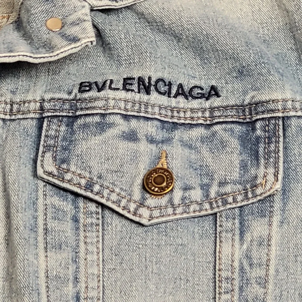 Vintage Style Denim Jacket Womens L Light Wash‎ Distressed Trucker Sloping Hem